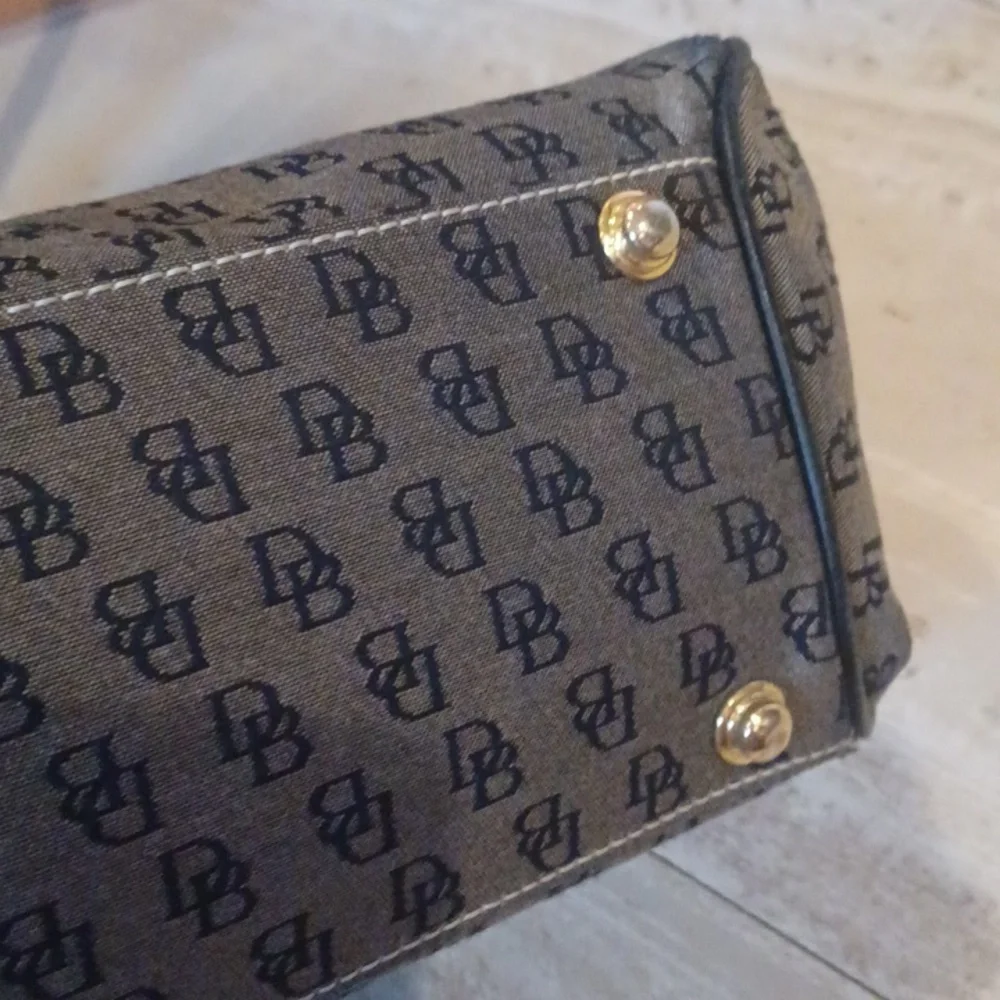 Classy Dooney & Bourke Signature Shoulder Bag - Picture 7 of 16